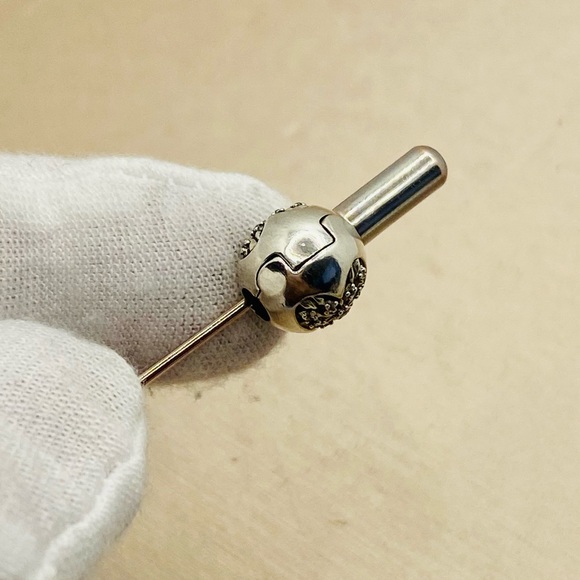EUC Pandora 796388CZ Sterling Silver Heart of Winter Snowflake Clip w/ Clear CZs - Picture 9 of 12